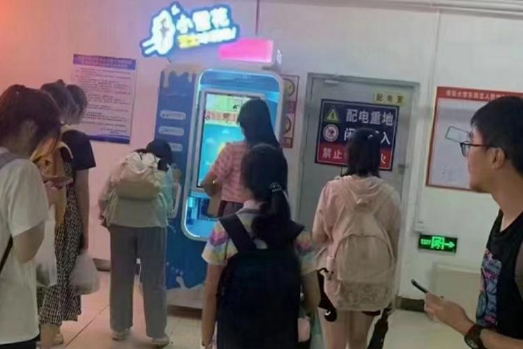 在大學(xué)排隊(duì)買冰激凌