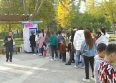 山東淄博人民公園里的自動(dòng)冰淇淋機(jī)竟然因?yàn)橐恢薄氨慌抨?duì)”上了熱搜？