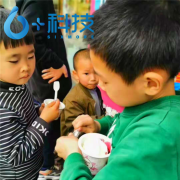 難怪你家生意不好來(lái)看冰淇淋自動(dòng)售賣(mài)機(jī)器人是怎樣為你引流的。