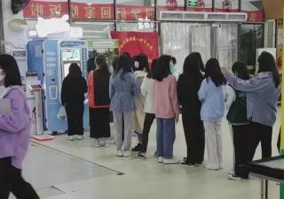原來小雪花自動(dòng)冰淇淋機(jī)這么賺錢 真是不看不知道